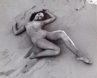 André de Dienes (1913-1985) Nu allongé sur...