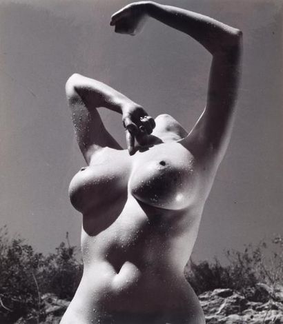André de Dienes (1913-1985) Nu en contre-plongée,...