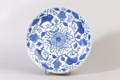 Chine, XVIIIe siècle Plat en porcelaine bleu...