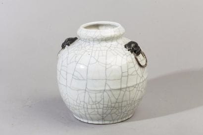 Chine, XIXe siècle Pot en grès et émail craquelé...