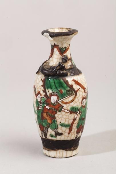 Petit vase en porcelaine craquelée de Nankin...
