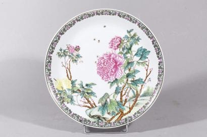 Chine, XXe siècle Grand plat en porcelaine...