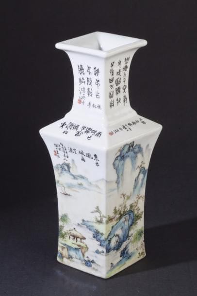 Chine, période République Vase balustre quadrangulaire...