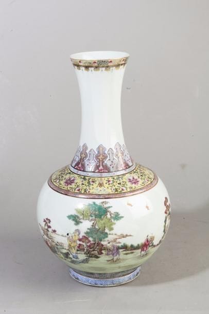 Chine, période République Vase balustre pansu...