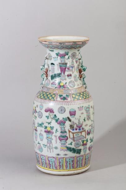 Chine, XXe siècle Vase balustre en porcelaine...