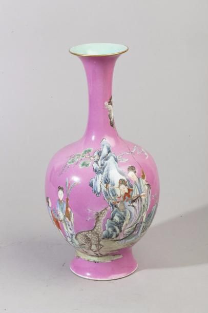 Chine, Vase bouteille à long col en porcelaine...