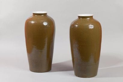 Chine, XXe siècle Paire de vases en porcelaine...