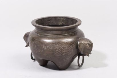 Chine, XVIIIe siècle Brûle-parfum tripode...