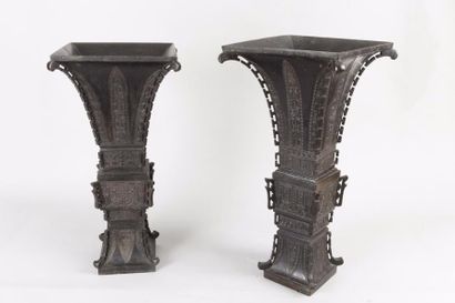 Chine, XVIIe siècle Deux vases en bronze...