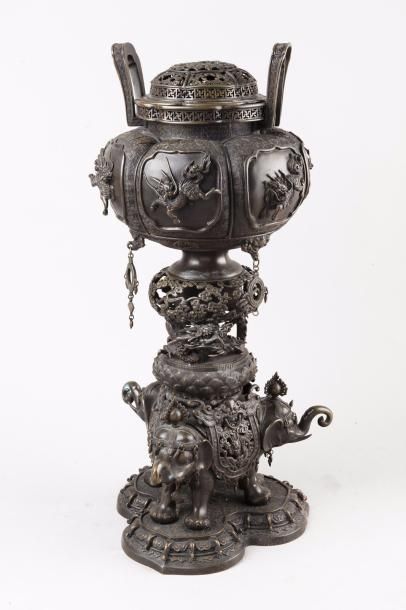Japon, XIXe siècle Brûle-parfum couvert en...