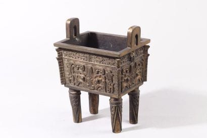 Chine, fin XIXe siècle Brûle-parfum quadrangulaire...
