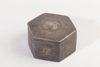 Chine, XXe siècle Boîte hexagonale en métal...
