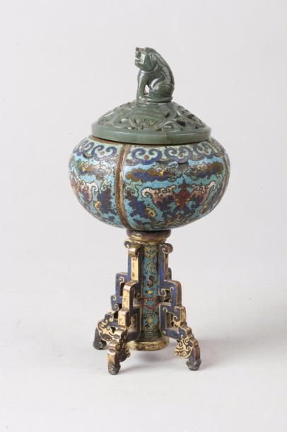 Chine, XVIIIe siècle Brûle-parfum reposant...