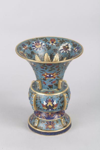 Chine, fin XIXe siècle Vase de forme Gu à...