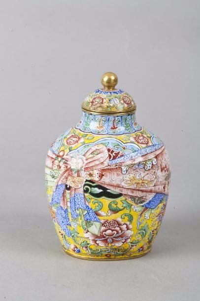 Chine, XIXe siècle Petit vase couvert en...