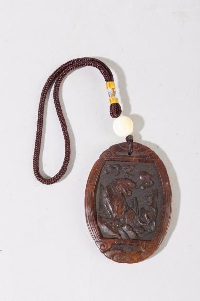 Chine, XXe siècle Pendentif ovale en corne...
