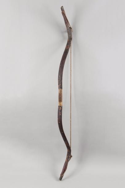 Chine, période Qing. Arc en bois anciennement...