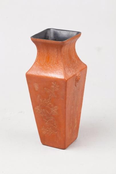 Chine, début XXe siècle Vase quadrangulaire...