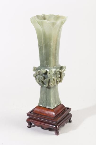 Chine, milieu XXe siècle Vase Gu en jade...