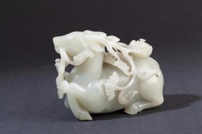 Chine, XXe siècle Statuette en jade céladon,...