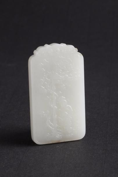 Chine, XXe siècle Pendentif en jade céladon,...