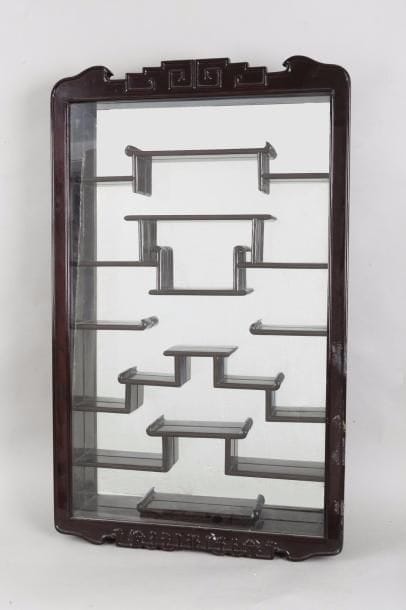 Chine, vers 1930 Petite vitrine à étagère...