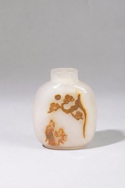Chine, XIXème Flacon tabatière en agate blanche...