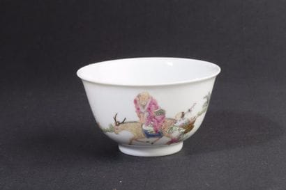 Chine, XIXe siècle Petit bol en porcelaine...