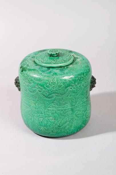 Chine, XIXe siècle Pot couvert en porcelaine...