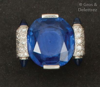 Bague en platine ornée d’un saphir de taille...