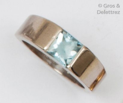 CARTIER
Bague jonc en or gris ornée d’une...