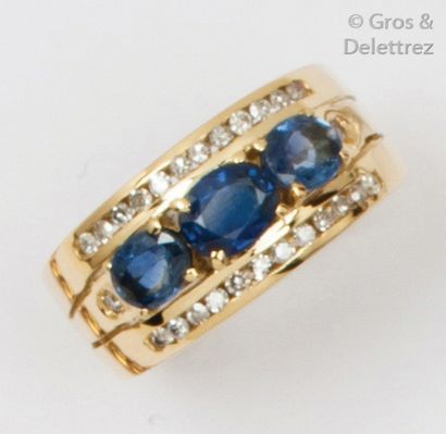 Bague jonc en or jaune ornée de trois saphirs...