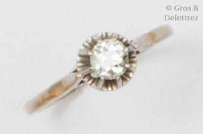 Bague solitaire en or gris ornée d’un diamant...