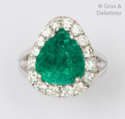 Bague en or gris ornée d’une émeraude taillée...