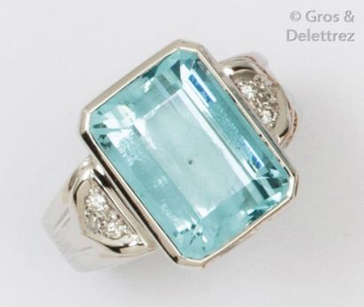 Bague en or gris orné d’une aigue-marine...