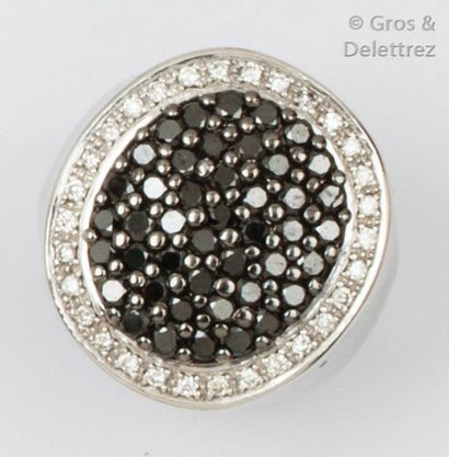 Bague en or gris ornée d’un pavage de diamants...
