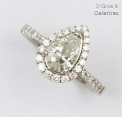 Bague en or gris ornée d’un diamant taillé...