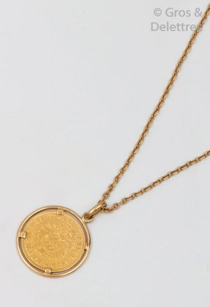 Pendentif en or jaune orné d’une pièce de...
