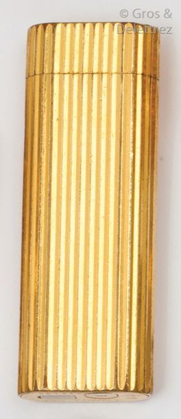 CARTIER
Briquet en métal plaqué or.