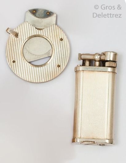 DUNHILL
Ensemble en métal comprenant un briquet...