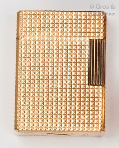 ST DUPONT
Briquet en métal plaqué or.