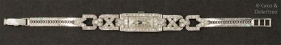 REVUE
Bracelet-montre de dame en platine,...