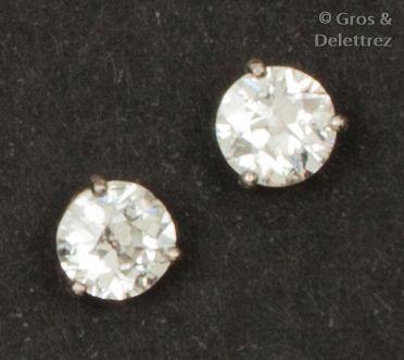 Paire de boutons d’oreilles en or gris ornés...