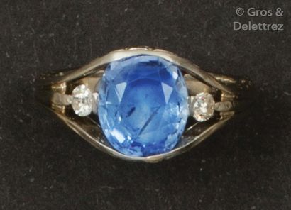 Bague en or gris ornée d’un saphir coussin...
