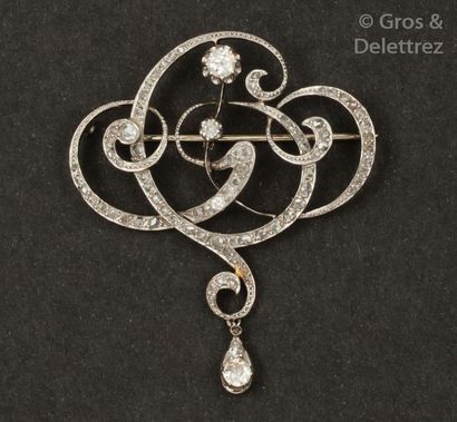 Broche pendentif à décor de volute entièrement...