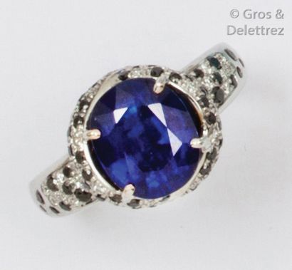 MAUBOUSSIN
Bague en or gris ornée d’un saphir...