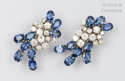 Paire de boucles d’oreilles en or gris 14...