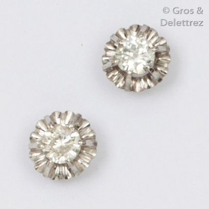 Paire de boutons d’oreilles en or gris ornés...