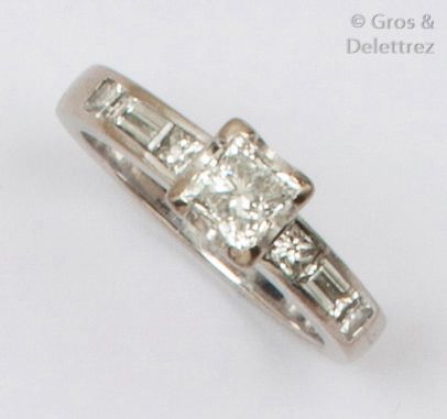 Bague en or gris ornée d’un diamant de taille...