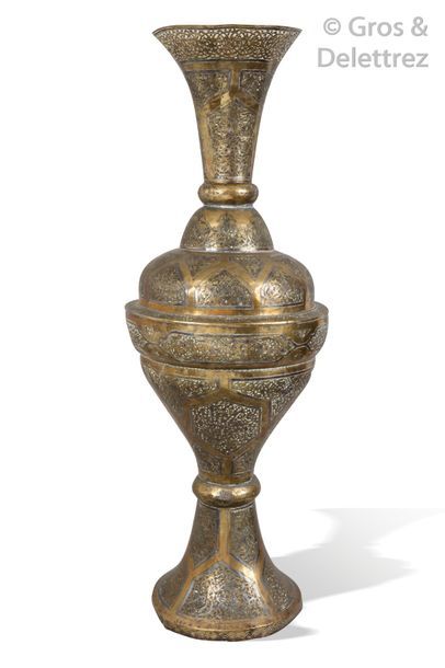 Grand vase balustre en laiton ciselé et ajouré,...